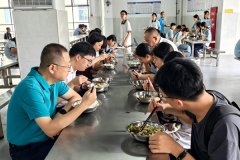 <b>陪餐零距离 监管全链条</b>